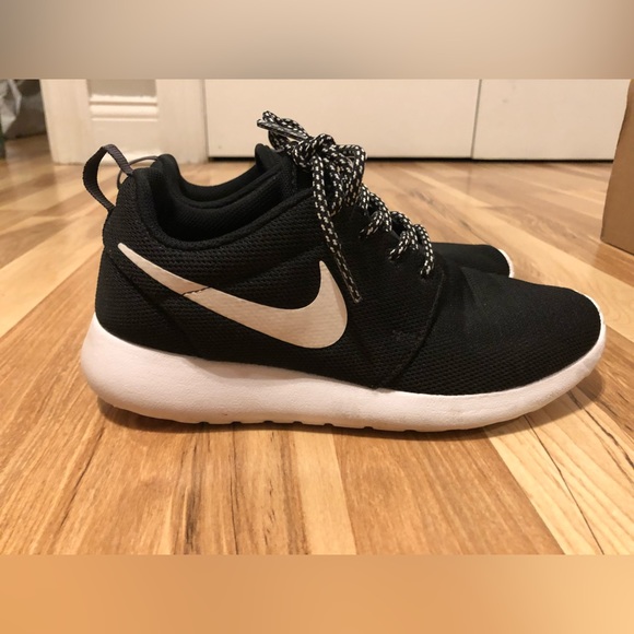 Nike Roshe One - Picture 2 of 9